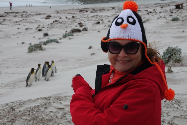 © Barbara Blunschi reisen-lifestyle.ch Falkland – Barbara Blunschi bei den Pinguinen am Volunteer Point.