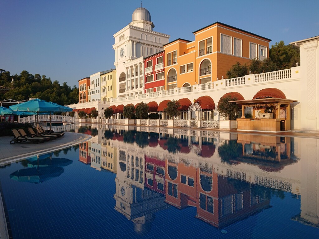 © Barbara Blunschi Morgendlicher Ausblick über den Pool des Nirvana Dolce Vita Hotels.