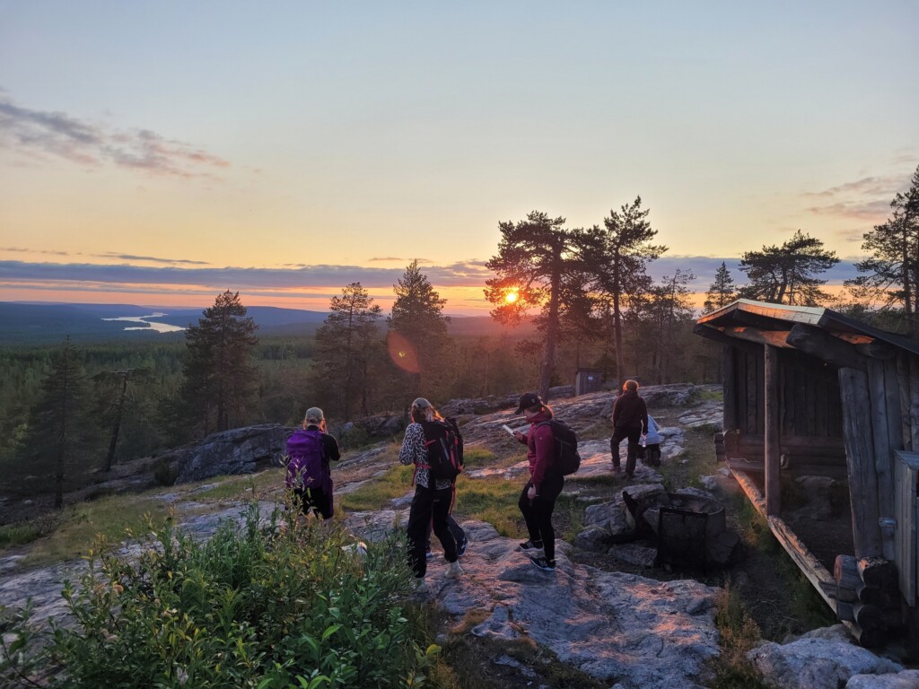 © Barbara Blunschi www.reisen-lifestyle.ch Blick über die Landschaft von Rovaniemi und die Mitternachtssonne.