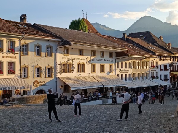© Barbara Blunschi reisen-lifestyle.ch Das Grafenstädtchen Greyerz im romantischen Abendlicht.