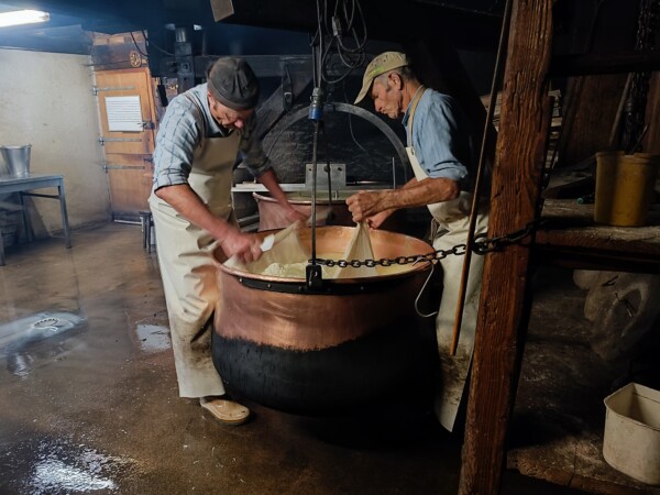 © Barbara Blunschi reisen-lifestyle.ch in der Alpschaukäserei Moléson wird der Käse traditionell hergestellt.