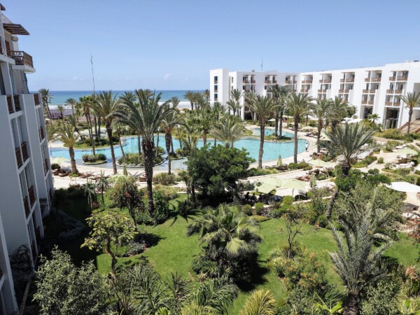 © Barbara Blunschi reisen-lifestyle.ch Blick über die Garten- und Poolanlage des Hotels The View in Agadir.