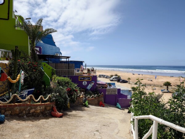 © Barbara Blunschi reisen-lifestyle.ch Blick über die farbenprächtig bemalten Häuser auf den Strand von Aghroud.