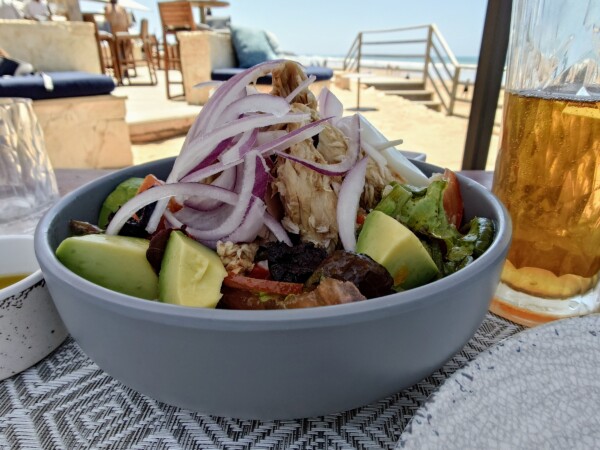 © Barbara Blunschi reisen-lifestyle.ch Salade Nicoise im Fairmont Beach Restaurant in Taghazout.