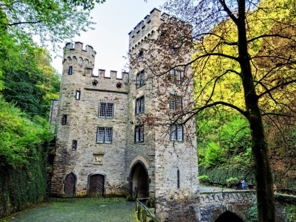© Barbara Blunschi reisen-lifestyle.ch Auf dem Weg durch den Park zum Schloss Stolzenfels
