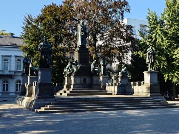 © Barbara Blunschi reisen-lifestyle.ch Das Lutherdenkmal in Worms ist riesig.