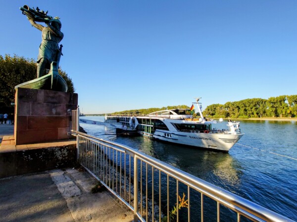 © Barbara Blunschi reisen-lifestyle.ch Die MS Edelweiss an der Anlegestelle mit dem Hagendenkmal in Worms.