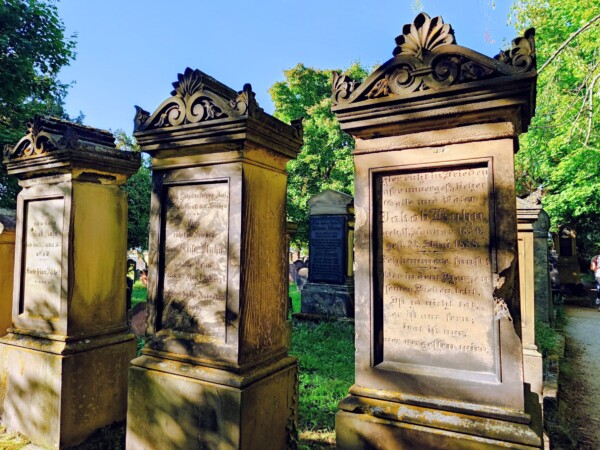© Barbara Blunschi reisen-lifestyle.ch Grabsteine in Worms, dem ältesten jüdischen Friedhof Europas.