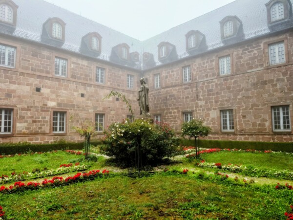 © Barbara Blunschi reisen-lifestyle.ch Statue der Heiligen Odilia im Kreuzgarten des Klosters Odilienberg im Elsass.