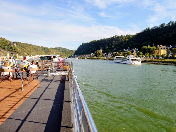 © Barbara Blunschi reisen-lifestyle.ch Vom Sonnendeck der MS Edelweiss ist der Blick auf Burgen und Schlösser am schönsten.