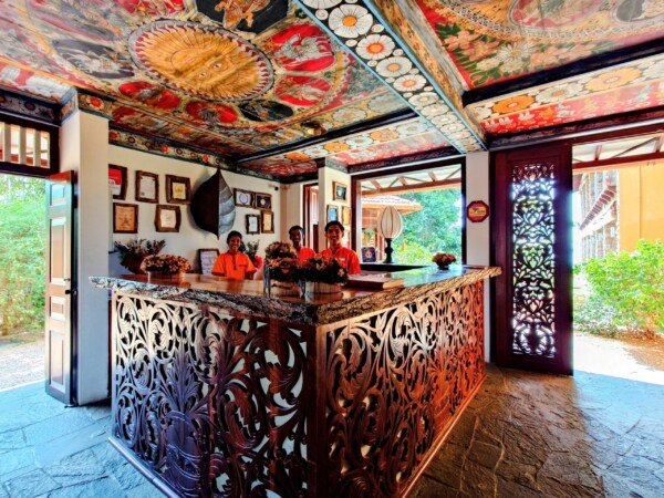 © Barbara Blunschi reisen-lifestyle.ch Sri Lanka Immer ein Lächeln im Gesicht. Das Team an der Reception des Thaulle Ayurveda Resorts.