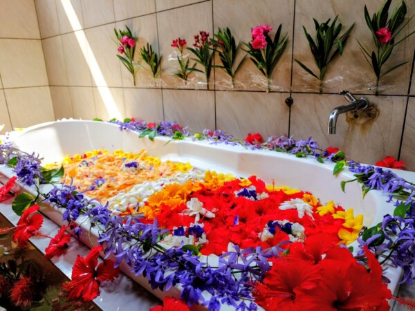 © Barbara Blunschi reisen-lifestyle.ch Sri Lanka Krönender Abschluss der Panchakarma-Kur ist das Bad im Blütenmeer.