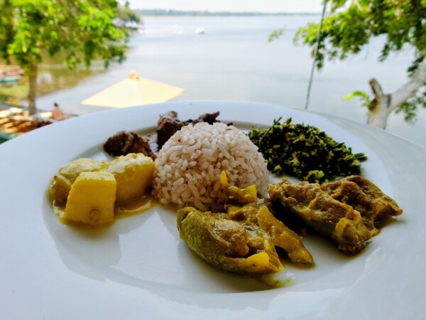 © Barbara Blunschi reisen-lifestyle.ch Sri Lanka Mittagessewn mit Seesicht im Thaulle Ayurveda Resort.