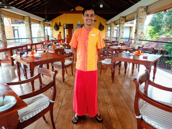 © Barbara Blunschi reisen-lifestyle.ch Sri Lanka Mr. Prasanna, F&B im Restaurant des Thaulle Ayurveda Resorts.