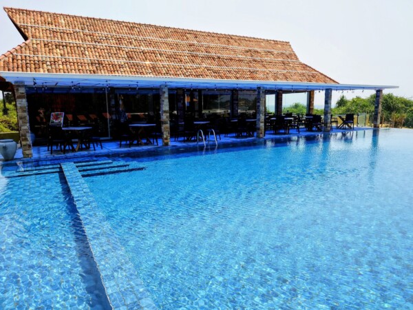 © Barbara Blunschi reisen-lifestyle.ch Sri Lanka Pool und Beach Restaurant am Strand von Kirinda.